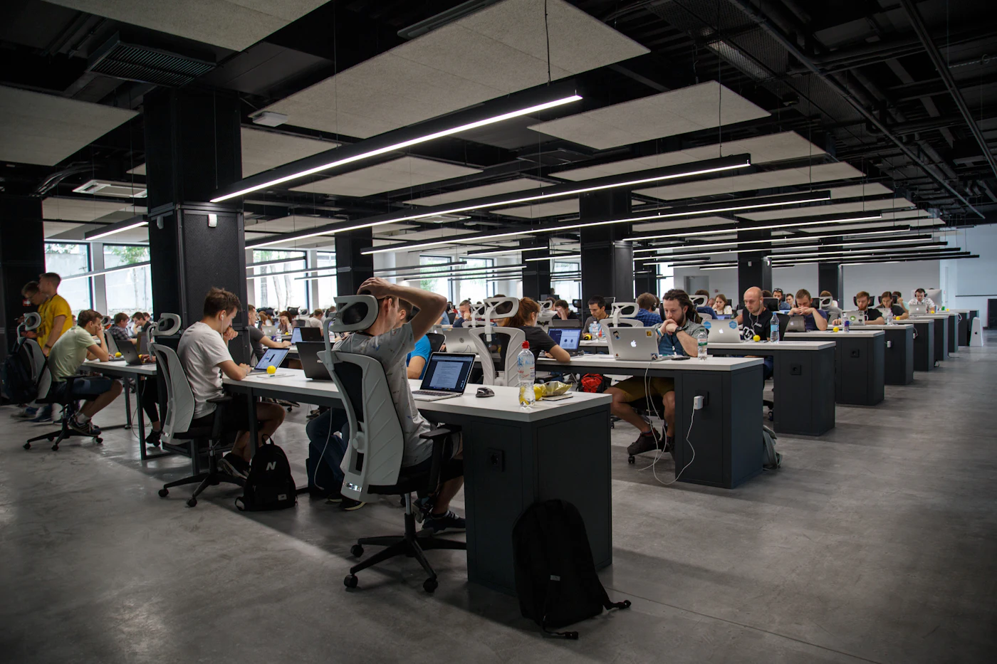 Oficina abierta de Grupo NetBlu con equipos de trabajo frente a sus computadoras